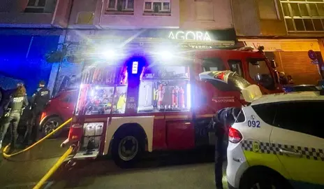 Los Bomberos en el incendio en Santander.