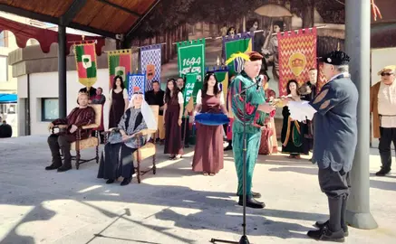 Momento de la entrega de la vara al alcalde. R.A.