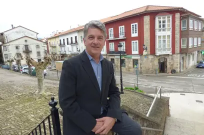 El alcalde de Selaya, Cándido Manuel Cobo (PP), en el exterior del Ayuntamiento. R.A.