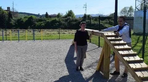 Las autoridades políticas visitaron el parque canino.