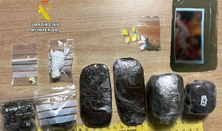 Material incautado por la Guardia Civil en Santoña y Castro Urdiales.