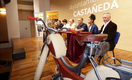 Mesa con los asistentes que presentaron la Feria de la Motocicleta. R.A.