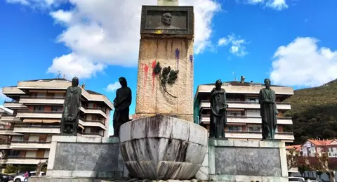 Monumento a Carrero Blanco en la zona del Pasaje en Santoña. R.A.