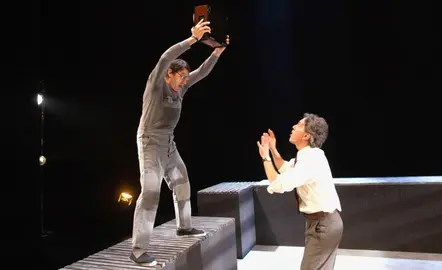 Un momento de la representación teatral en Santander.