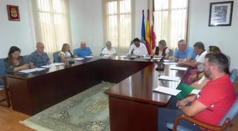 Los concejales en el Pleno del Consistorio de Bareyo. R.A.