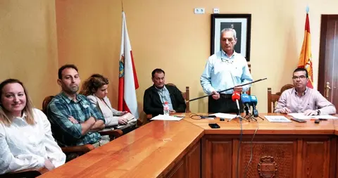 El nuevo alcalde con el bastón de mando. R.A.