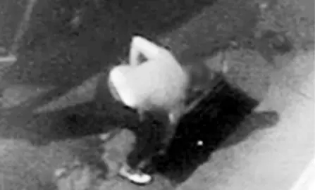 Un momento del hurto de las alcantarillas.