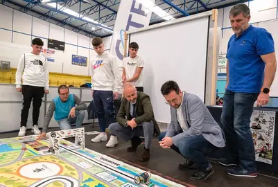 Las autoridades políticas visitan los trabajos de los alumnos.