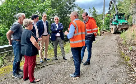 Los políticos visitan la zona del talud.