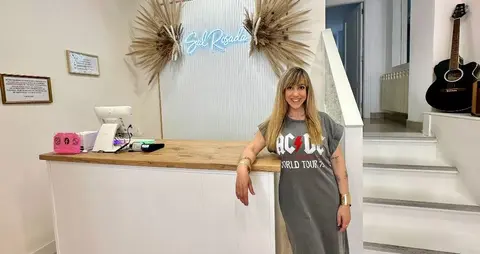 Saray Carrasco en su tienda la 'Sal Rosada'.