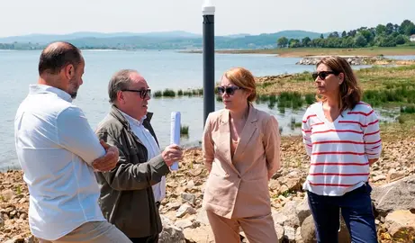 Visita de los políticos al pantano del Ebro.