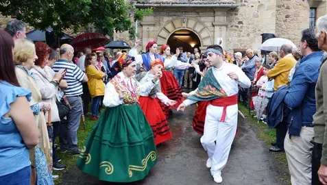 Grupo de danzantes en las fiestas de San Antonio en Renedo.
