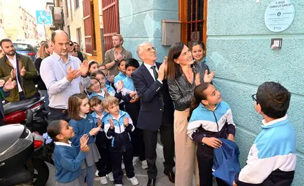 Instalación de la placa en honor al Padre Carballo.