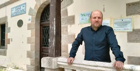 El alcalde de Bárcena de Pié de Concha, Agustín Mantecón (PRC), en el exterior de la Casa Consistorial. R.A.
