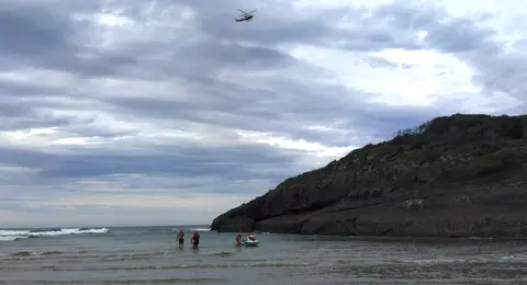 Un momento del rescate en la playa.