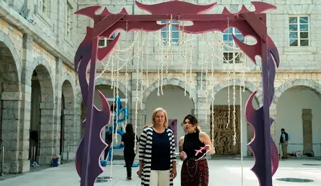 La exposición se encuentra en el patio del Parlamento.