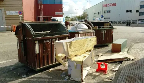 Basura fuera de los contenedores en Camargo.