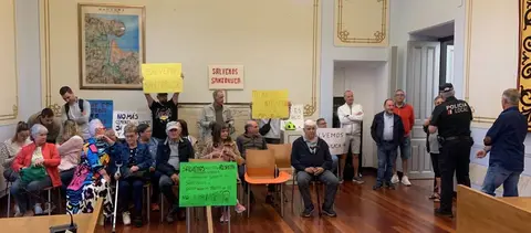 Los vecinos acudieron al Pleno de Santoña.