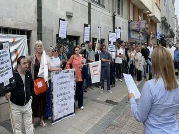 Concentración de los trabajadores en Santander.