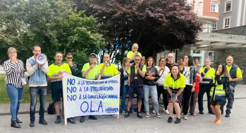 Concentración de la plantilla de la OLA de Santander.
