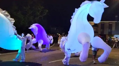 El desfile transcurrió por la noche. R.A.