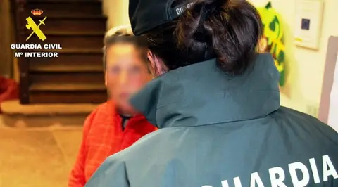 La mujer tiene 65 a&ntilde;os y camin&oacute; por una carretera entre Los Corrales de Buelna y Arenas de Igu&ntilde;a.