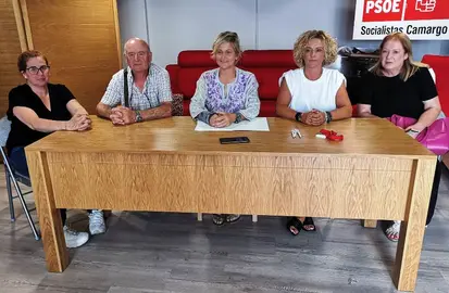 Representantes del PSOE de Camargo en la rueda de prensa.