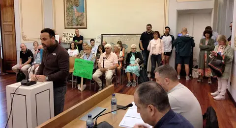 Los vecinos de la Plataforma en el Pleno de la Corporación de Santoña. R.A.