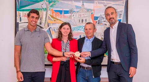 Un momento del recibimiento a la tenista en Torrelavega.