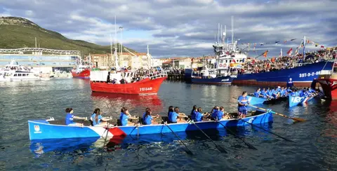 Salida de la procesión marítima del puerto pesquero. R.A.