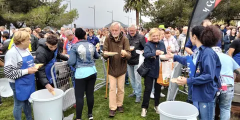 El tiempo acompañó a la hora de servir el marmite. R.A.