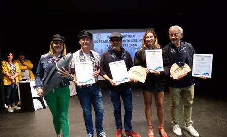 Los nuevos cofrades y el embajador tras jurar sus títulos. R.A.