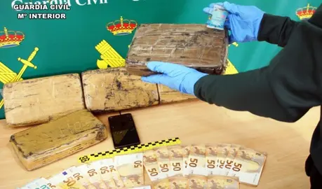 Droga y dinero en metálico.