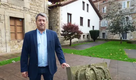 El alcalde Óscar López (PP) junto al escudo municipal. R.A.