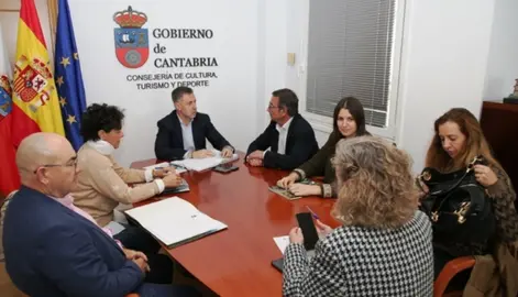 Reunión entre el consejero de Fomento y el alcalde y concejales de Santa María de Cayón.