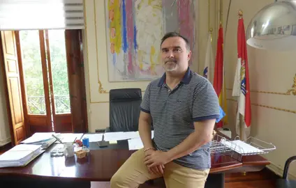 El alcalde de Santoña, Jesús Gullart, en su despacho. R.A.