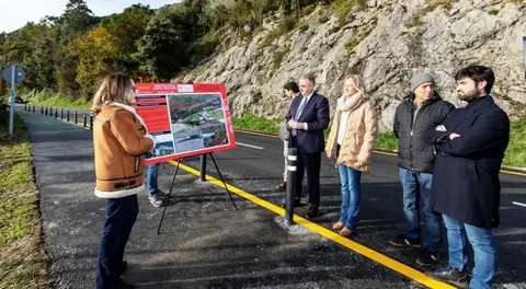 Un momento de la visita a las obras en Sonabia, en Castro Urdiales.