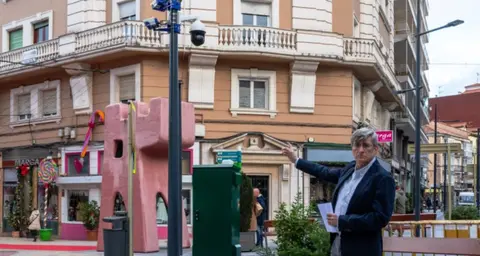 Ángel Herreros muestra las cámaras en Torrelavega.