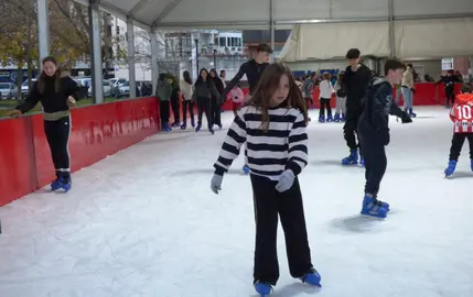 La pista de hielo está ubicada junto a la iglesia. R.A.