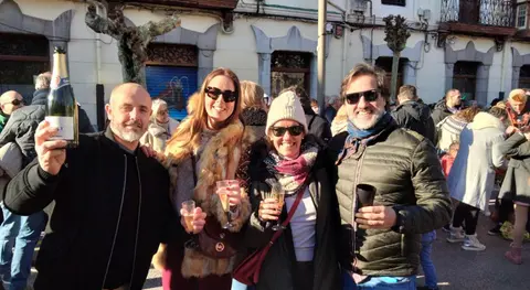 Grupo de amigos en la precampanada de Santoña tomando una copa de champán. R.A.
