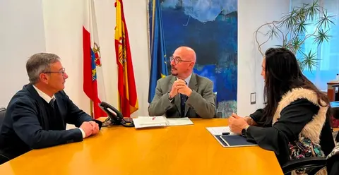 Reunión para tratar la situación de la sanidad en Santa María de Cayón.