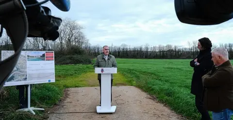 El consejero de Fomento, Vivienda, Ordenación del Territorio y Medio Ambiente, Roberto Media, visita las obras del enlace al polígono de Morero.