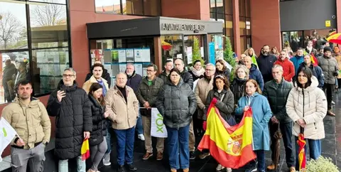 Concentración de los asistentes frente al Ayuntamiento de Miengo.