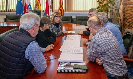 La alcaldesa muestra el proyecto.