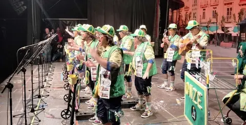 Integrantes de la murga Artistas sobre el escenario en las semifinales. R.A.