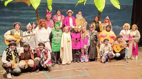 Participantes en el pregón antes del inicio del acto y con el telón cerrado. R.A.