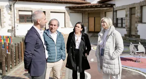 El consejero de Educación y el alcalde de Potes durante la presentación del proyecto.