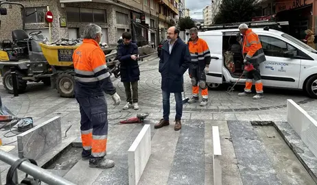 Urraca visitando los trabajos en la calle Casimiro Sáiz de La Inmobiliaria.