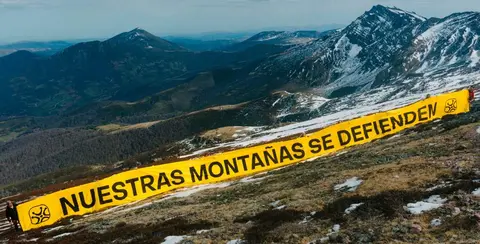Pancarta de Cantabristas con el mensaje 'Nuestras montañas se defienden'.