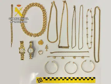 Material incautado a las dos mujeres.